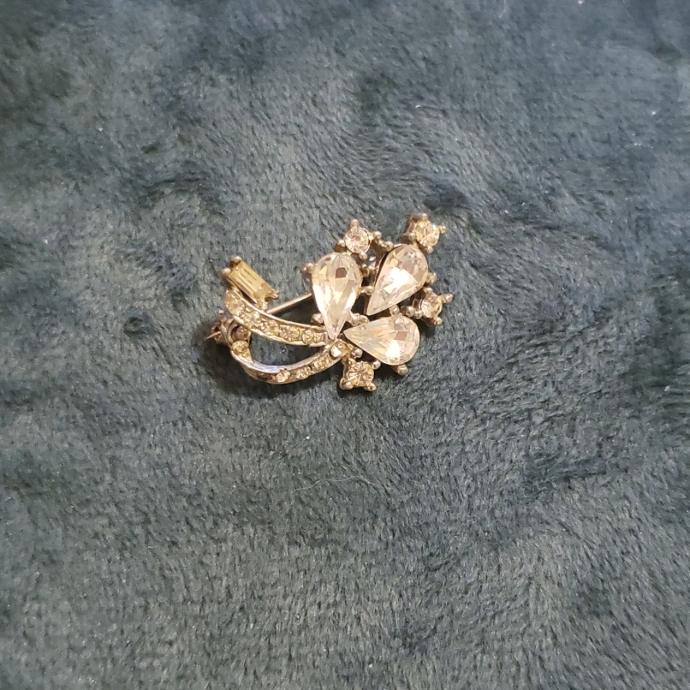 Vintage Style Sparkly Silver Brooch
